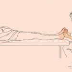 reflexologia depois da cirurgia de mama — desenho em linha contínua de uma mulher na maca e a reflexoterapeuta trabalhando só os pés dela